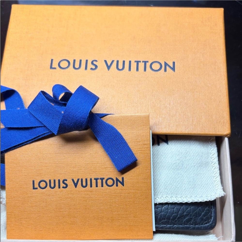 Men Louis Vuitton Pocket Holder, Black. original Louis Vuitton wallet gift box.